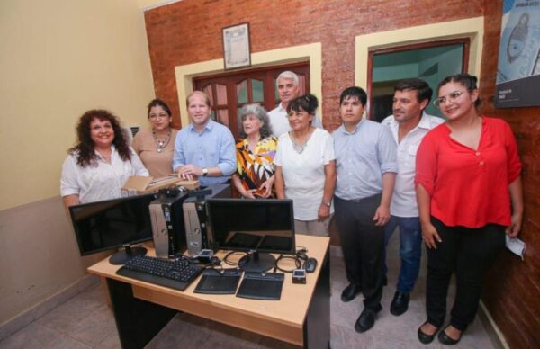 Chapo hizo entrega de nuevos equipos de Centro de Documentación Rápida