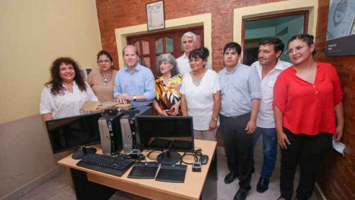 Chapo hizo entrega de nuevos equipos de Centro de Documentación Rápida