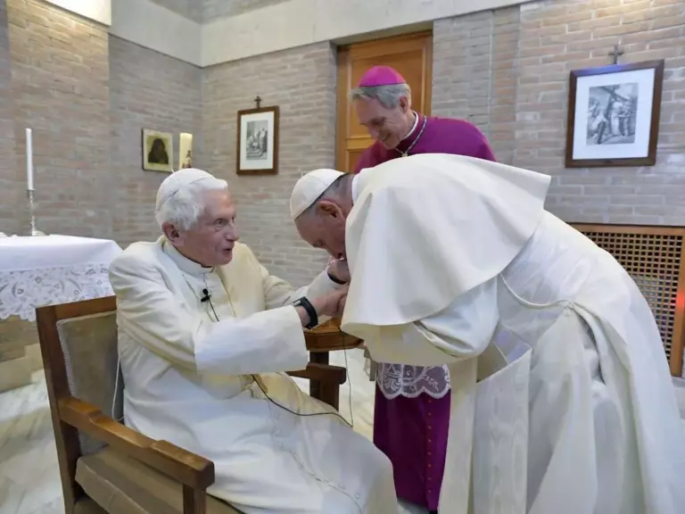 Francisco: Benedicto XVI fue una "persona tan noble, tan amable" 1