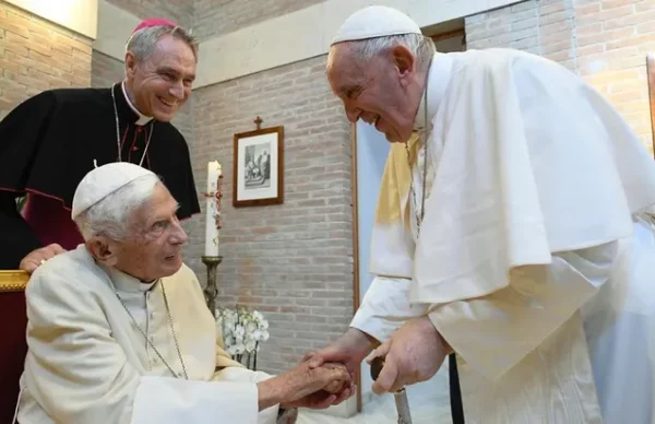Francisco: Benedicto XVI "por todo el bien que ha hecho"