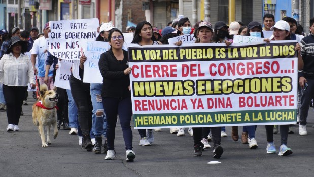 Perú: analizan adelantar comicios a 2023 y se extendió a todo el país el estado de emergencia