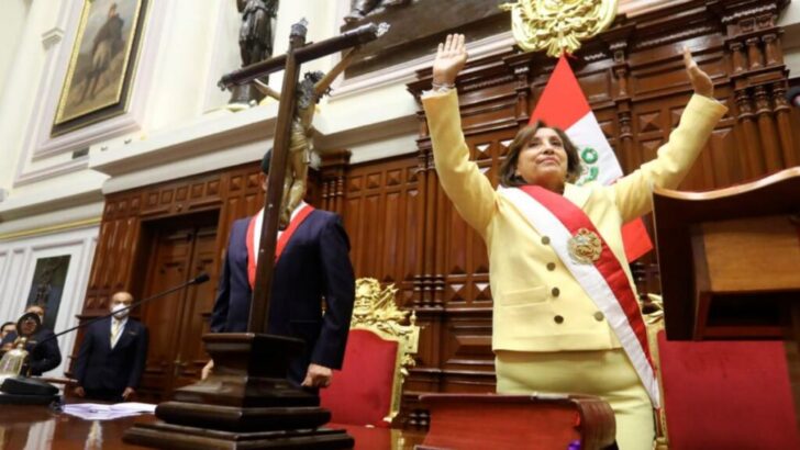 Perú: Dina Boluarte asumió como presidenta en reemplazo de Castillo