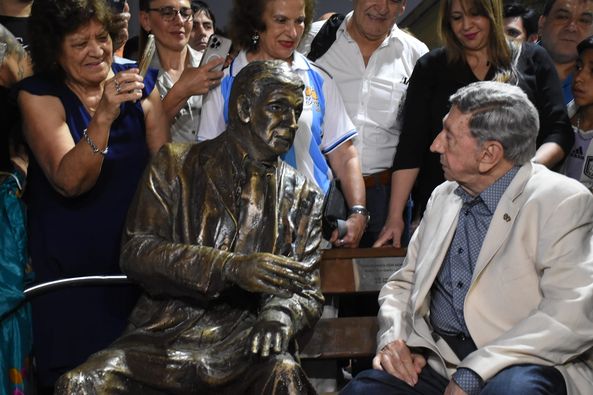 Resistencia homenajeó a Luis Landriscina con una escultura en plena Peatonal