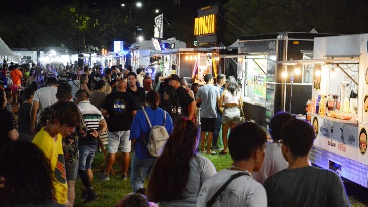 Resistencia vivió la primera jornada del “Festival sobre ruedas” que convocó a food trucks de toda la región