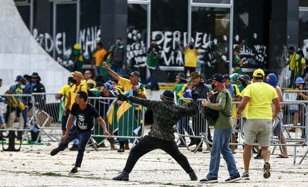 Ataque a edificios públicos de Brasil: el diario The Washington Post reveló la convivencia de militares y manifestantes seguidores de Bolsonaro