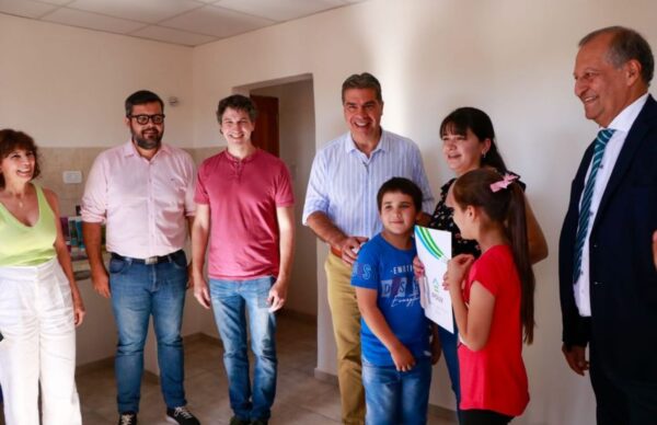 En Villa Ángela, Capitanich entregó 25 viviendas que fueron paralizadas en 2015 2