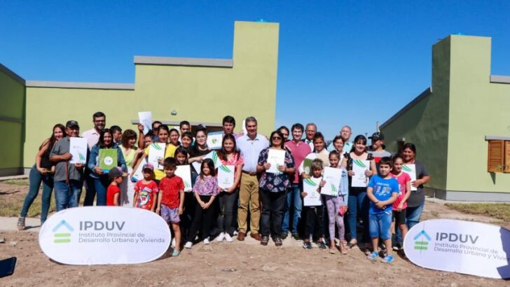 En Villa Ángela, Capitanich entregó 25 viviendas que fueron paralizadas en 2015