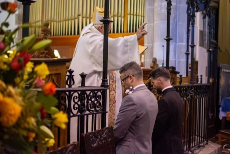Inglaterra: la iglesia anglicana bendecirá a las parejas del mismo sexo pero no las casará