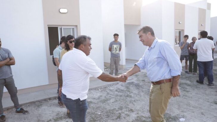 Capitanich entregó viviendas en Resistencia y garantizó apoyo para la ampliación de una fábrica en Barranqueras