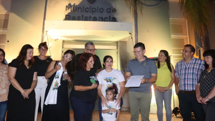 La Municipalidad de Resistencia se iluminó de amarillo para conmemorar el Día Internacional de la Lucha contra el Cáncer Infantil