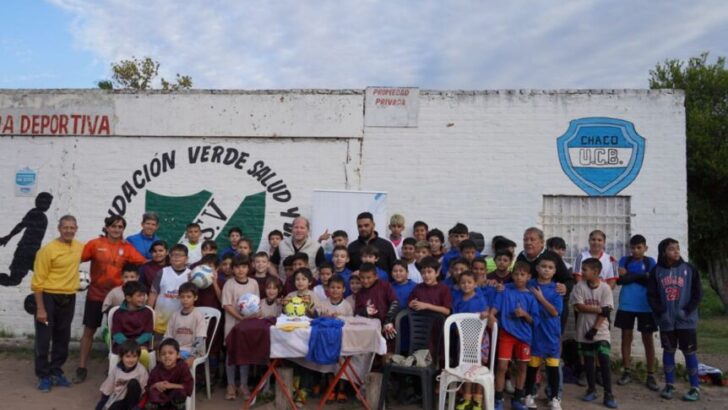 Villa Prosperidad: Juan Manuel Chapo entregó juegos de camisetas y pelotas a la escuela de fútbol “Los Galaxy”
