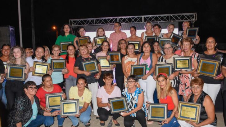 Barrio Los Cisnes: Gustavo Martínez reconoció a 56 mujeres de Resistencia que realizan trabajos comunitarios