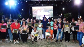Barrio Mujeres Argentinas: Gustavo Martínez entregó reconocimientos a mujeres de activa labor comunitaria