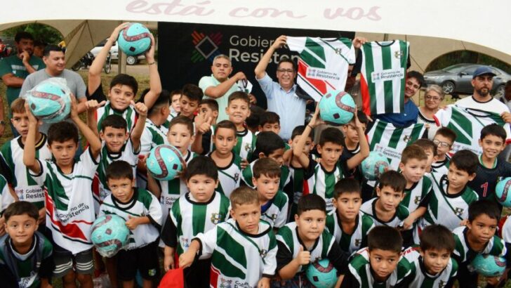 Entregaron 480 kits deportivos al Fútbol Club Barberán