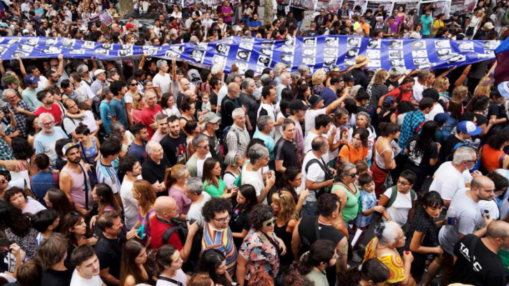 Miles y miles; conmemoraron el “Día de la Memoria” en la Plaza de Mayo