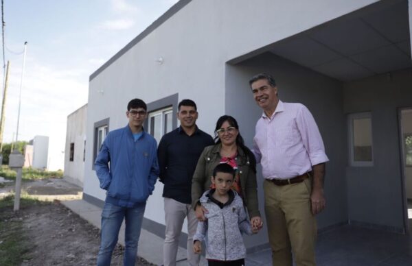 Capitanich entregó 136 viviendas del programa nacional “Casa Propia-Construir Futuro” 3