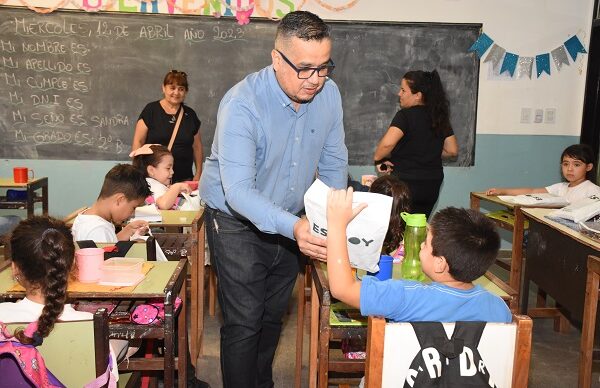 Resistencia entregó más de 2500 kits de útiles escolares a seis escuelas 1
