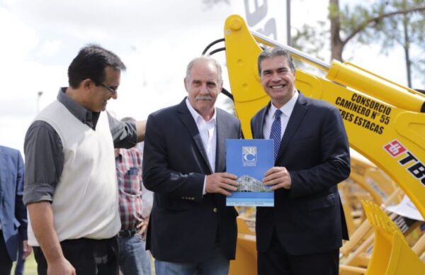Sáenz Peña: Capitanich entregó equipos de arrastre para consorcios camineros 1