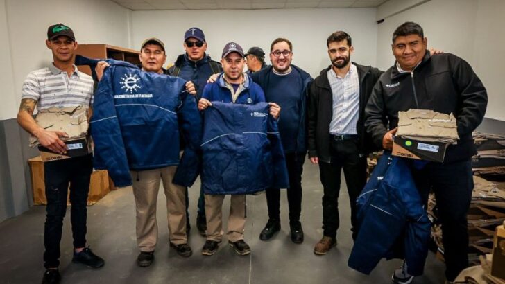 Pérez Pons entregó indumentaria a trabajadores de la Subsecretaría de Energía
