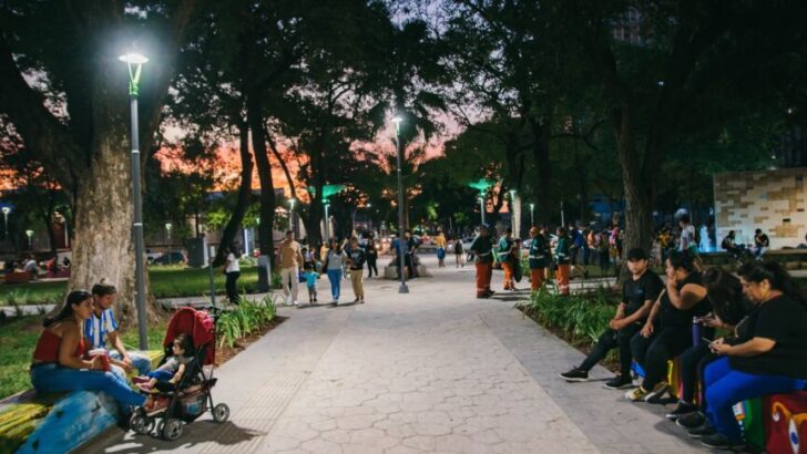 “Es de todos y hay que cuidarla”: Gustavo Martínez destacó el patrimonio cultural que significa la plaza 25 de Mayo