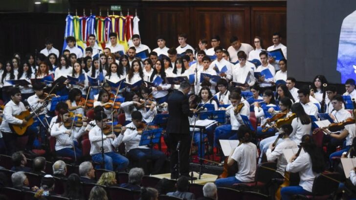 Cinco chaqueños, miembros del Coro y Orquesta juvenil del Mercosur