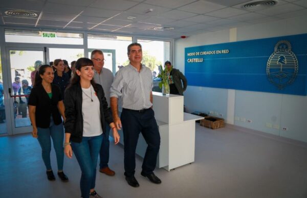 Capitanich entregó viviendas, inauguró un centro de salud y línea de electrificación rural en Castelli 2