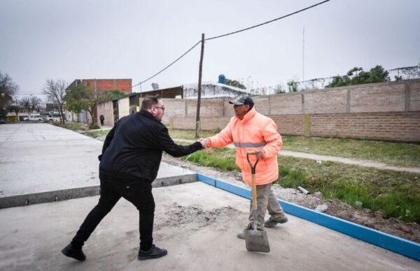 Pérez Pons supervisó el avance de obras en los barrios Vélez Sarsfield, El Tala y Aramburu 1