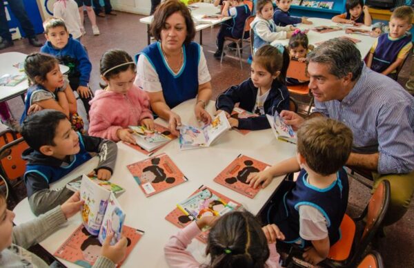 Capitanich entregó kits de libros para niñas y niños del Jardín de Infantes N°30 1