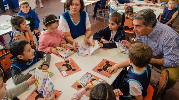 Capitanich entregó kits de libros para niñas y niños del Jardín de Infantes N°30