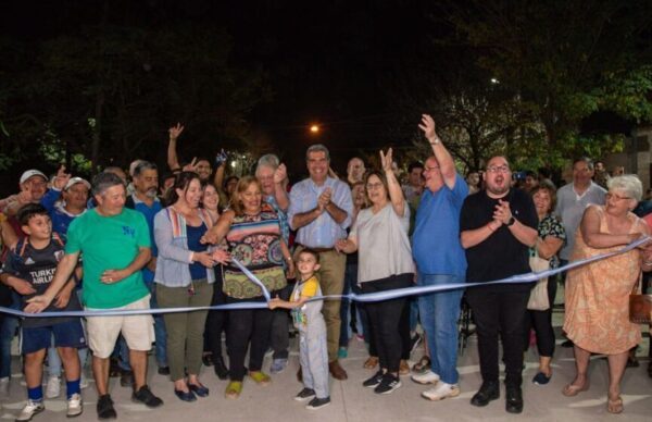 Capitanich inauguró nuevo pavimento urbano e iluminación para el barrio “400 Viviendas” 2