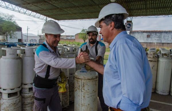 Capitanich visitó la distribuidora de gas envasado de YPF y garantizó acceso a financiamiento 1