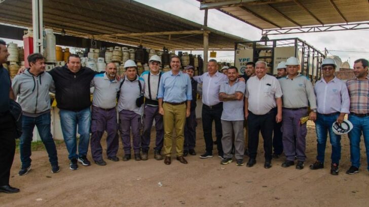 Capitanich visitó la distribuidora de gas envasado de YPF y garantizó acceso a financiamiento