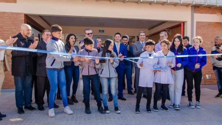En Villa Berthet, Capitanich inauguró la Escuela N° 202, infraestructura deportiva y pavimento