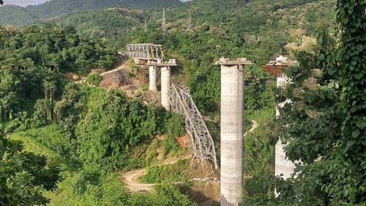 India: al menos 17 muertos al derrumbarse un puente ferroviario
