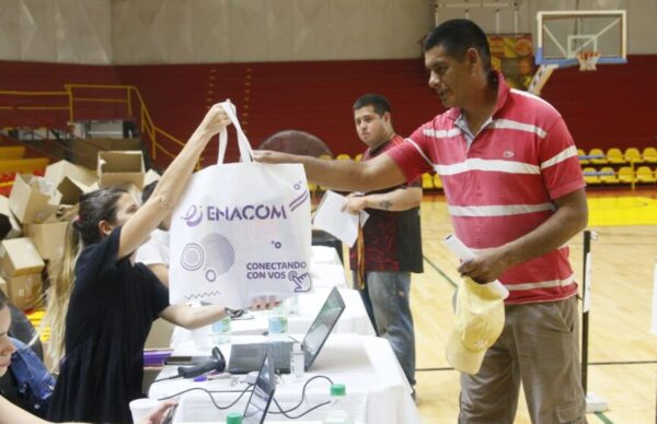 "Conectando con Vos”: ENACOM y ECOM Chaco entregaron unas 3.000 tablets 1