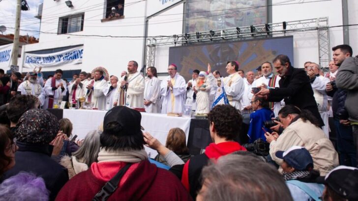 Curas de villas y barrios populares oficiaron una misa en desagravio al Papa