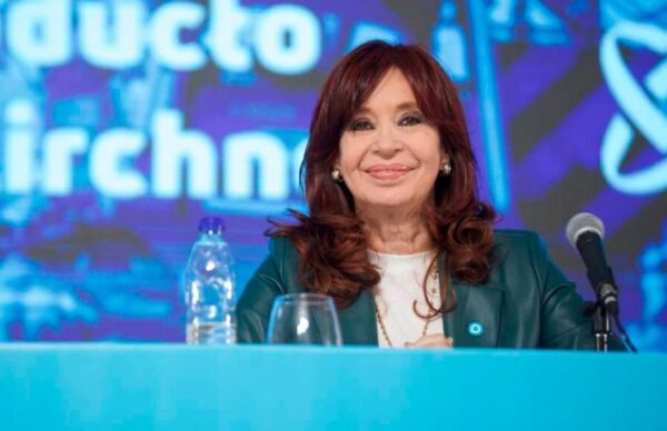 Escenario político: Cristina brinda una charla y presenta la reedición de un libro de Kirchner 1