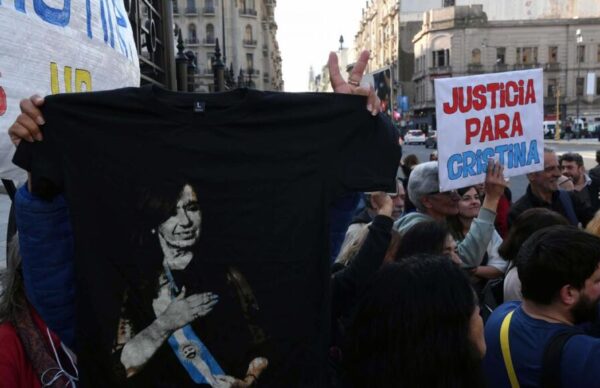 Escenario político: Cristina brinda una charla y presenta la reedición de un libro de Kirchner