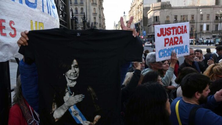 Escenario político: Cristina brinda una charla y presenta la reedición de un libro de Kirchner