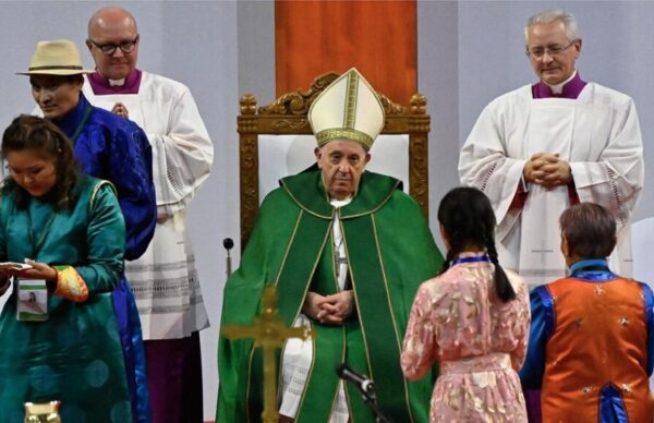Francisco renovó los gestos a China y pidió la unidad interreligiosa