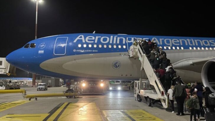 Llegó el cuarto vuelo de Aerolíneas Argentinas con 247 argentinos repatriados de Israel