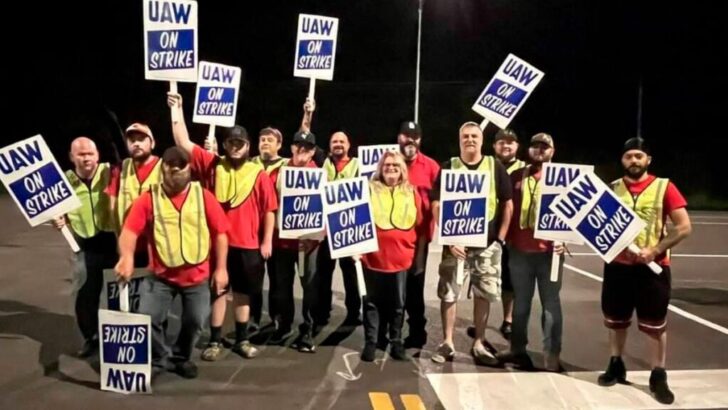 Estados Unidos: más trabajadores se sumaron  a la huelga automotriz
