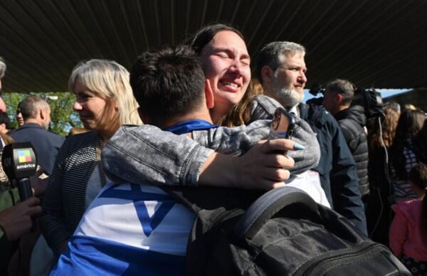 Llegaron los primeros repatriados desde Israel: "Argentina los abraza y acompaña" 2