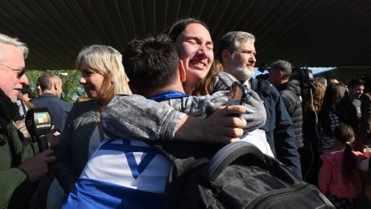 Llegaron los primeros repatriados desde Israel: “Argentina los abraza y acompaña”