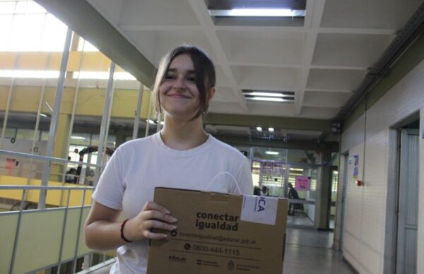 Más de 600 estudiantes de la EES Nº 76 recibieron sus netbooks de Conectar Igualdad