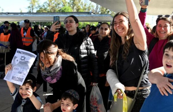 Otros 262 argentinos repatriados de Israel llegaron al país 3