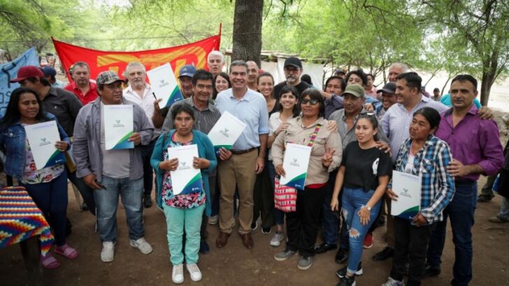Miraflores: Capitanich entregó títulos de propiedad comunitaria para 53 familias indígenas