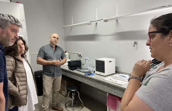 Vizzotti y Centeno visitaron un laboratorio de análisis clínicos del hospital de Castelli 1