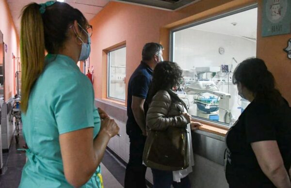 Vizzotti y Centeno visitaron un laboratorio de análisis clínicos del hospital de Castelli 2