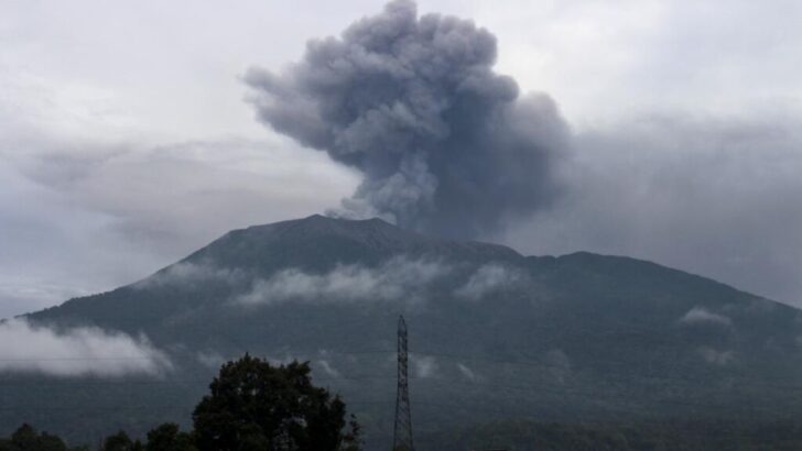 Erupción del volcán Marapi en Indonesia: hay 11 muertos y 12 desaparecidos